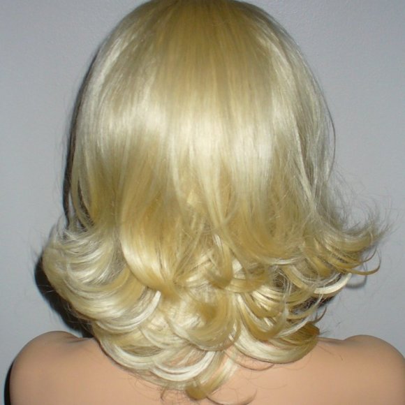 3/4 blonde wig huge combs inside very secure - Picture 4 of 5